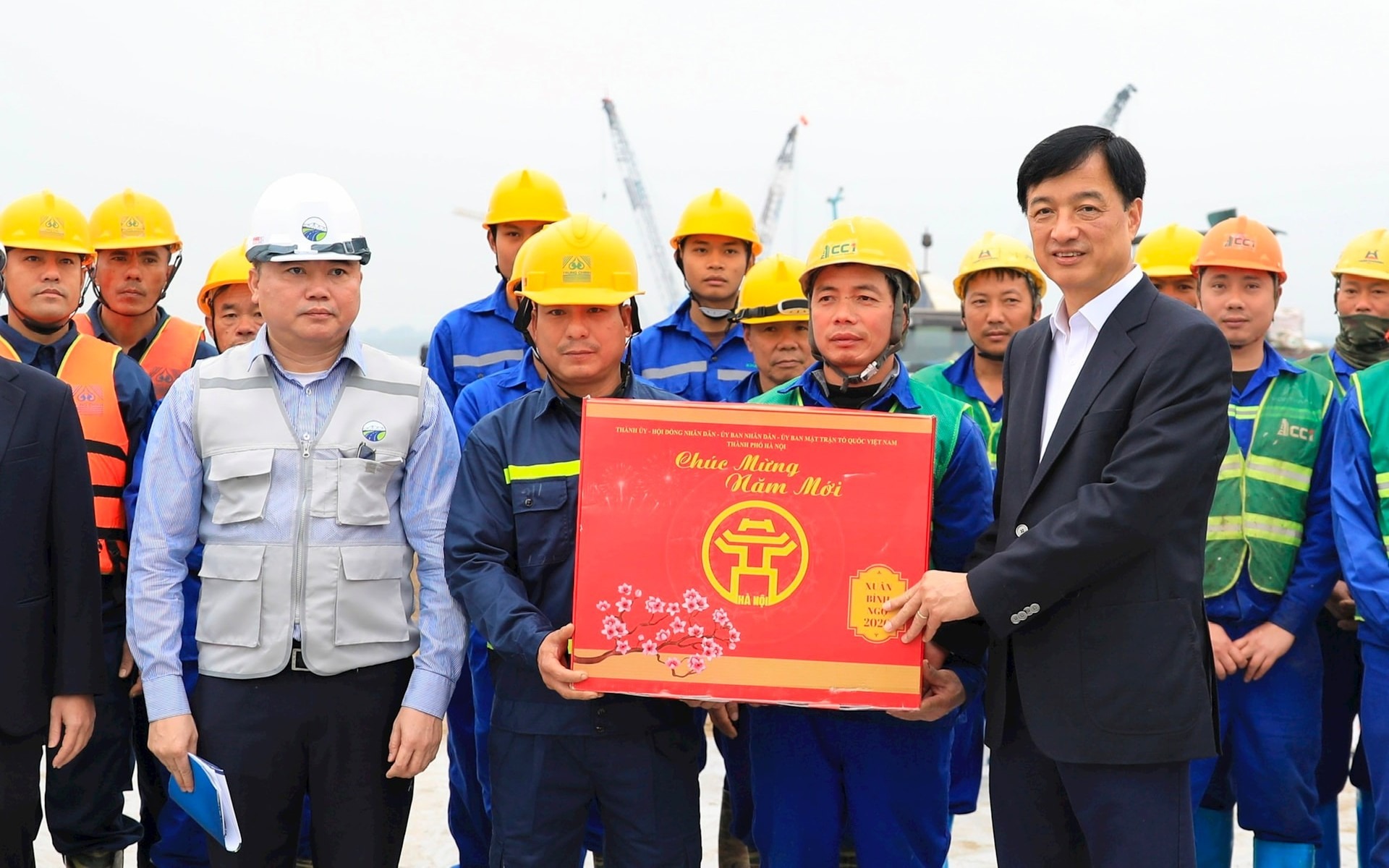 Công nhân lao động bám công trường trọng điểm Xuyên Tết 2026 - Ảnh 1.