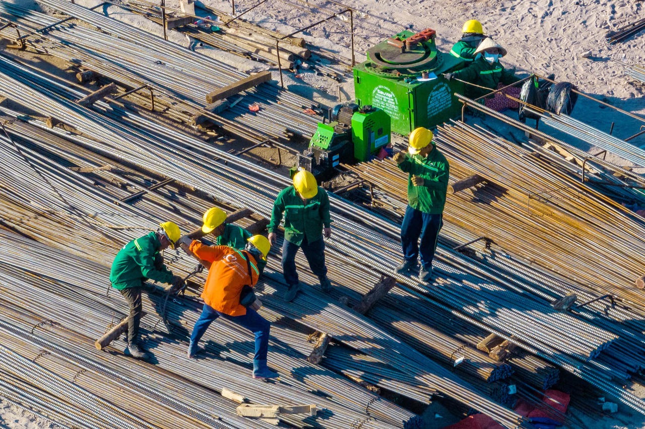 Công nhân bám công trường trọng điểm, làm việc xuyên Tết Bính Ngọ 2026 - Ảnh 4.