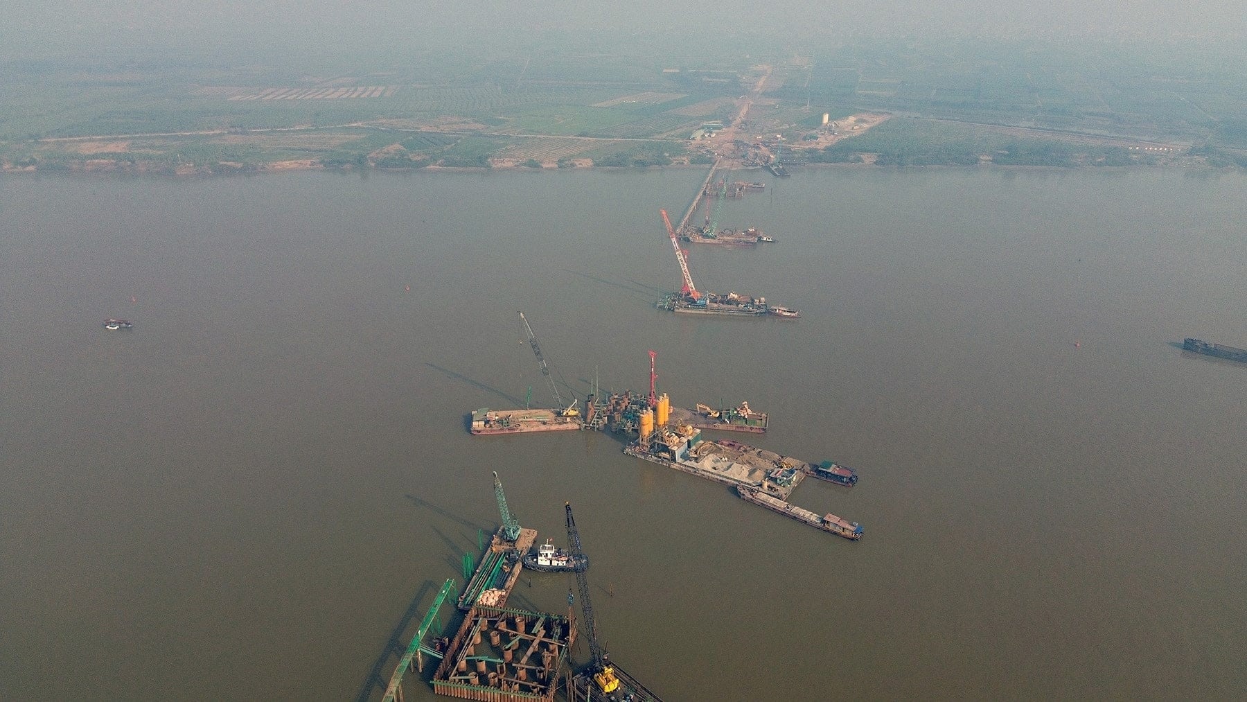 Công nhân bám công trường trọng điểm, làm việc xuyên Tết Bính Ngọ 2026 - Ảnh 6.