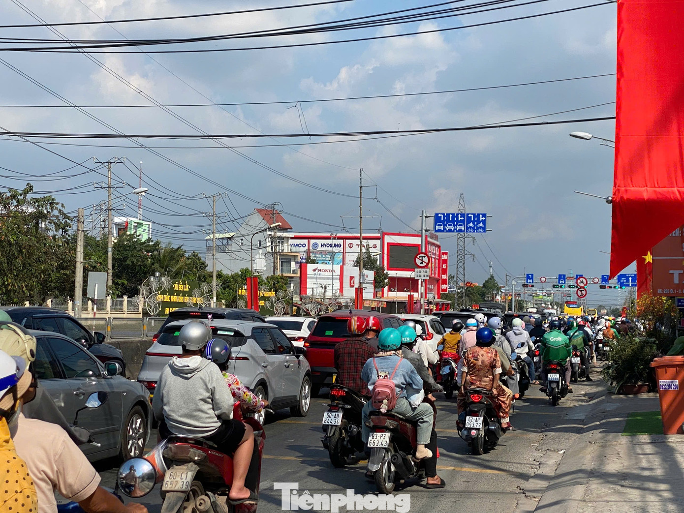 Người dân ùn ùn quay trở lại TPHCM chiều mùng 4 Tết, quốc lộ, cao tốc chật kín phương tiện- Ảnh 9.