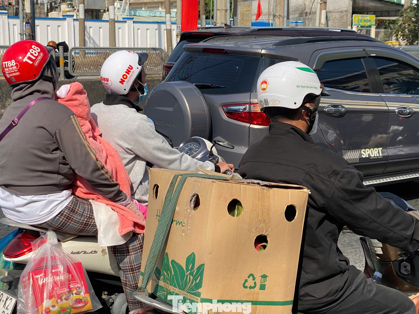 Người dân ùn ùn quay trở lại TPHCM chiều mùng 4 Tết, quốc lộ, cao tốc chật kín phương tiện- Ảnh 14.