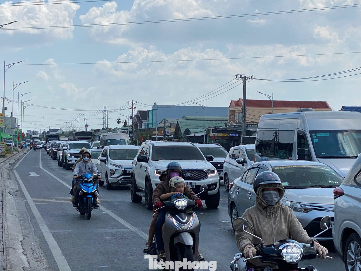 Người dân ùn ùn quay trở lại TPHCM chiều mùng 4 Tết, quốc lộ, cao tốc chật kín phương tiện- Ảnh 1.