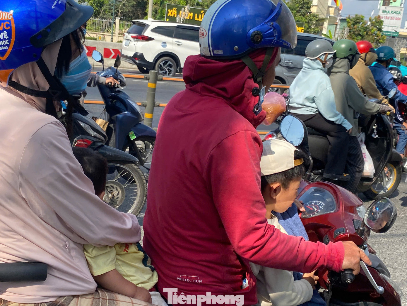 Người dân ùn ùn quay trở lại TPHCM chiều mùng 4 Tết, quốc lộ, cao tốc chật kín phương tiện- Ảnh 12.