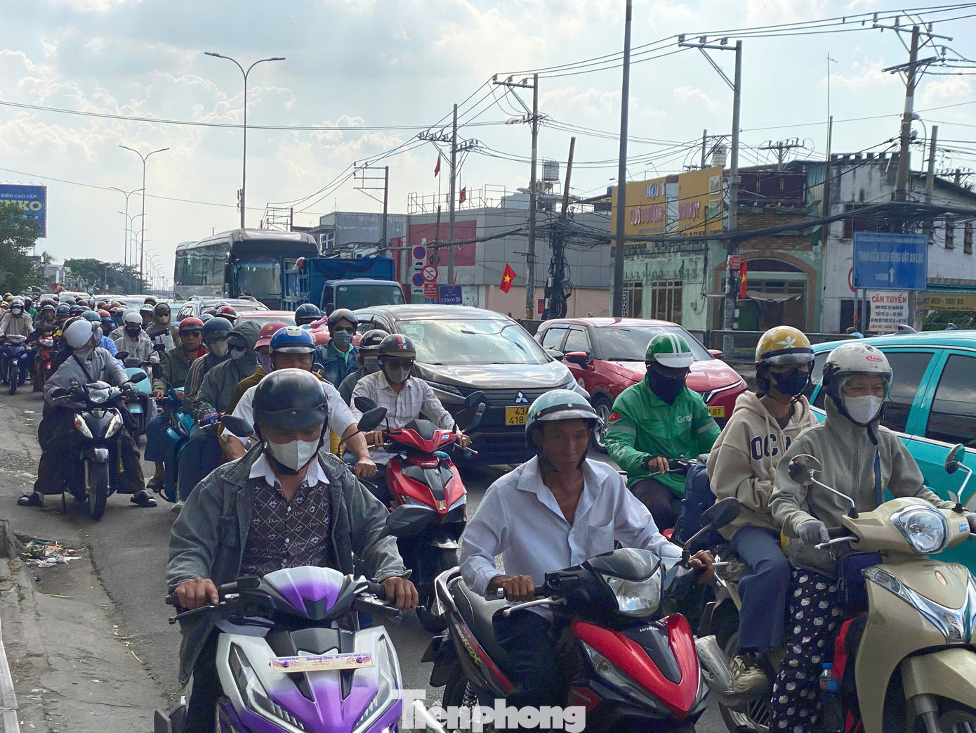 Người dân ùn ùn quay trở lại TPHCM chiều mùng 4 Tết, quốc lộ, cao tốc chật kín phương tiện- Ảnh 13.