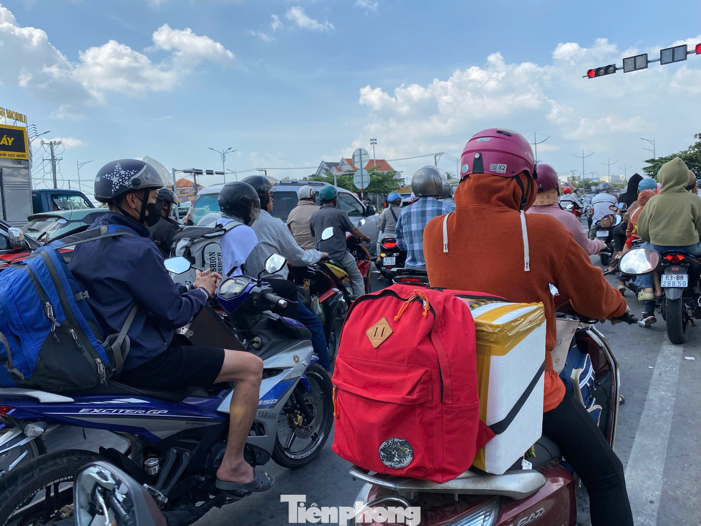 Người dân ùn ùn quay trở lại TPHCM chiều mùng 4 Tết, quốc lộ, cao tốc chật kín phương tiện- Ảnh 5.