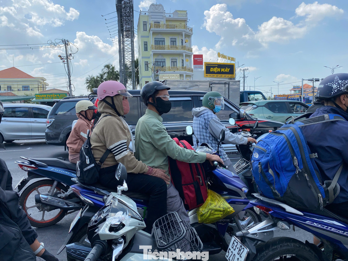 Người dân ùn ùn quay trở lại TPHCM chiều mùng 4 Tết, quốc lộ, cao tốc chật kín phương tiện- Ảnh 4.