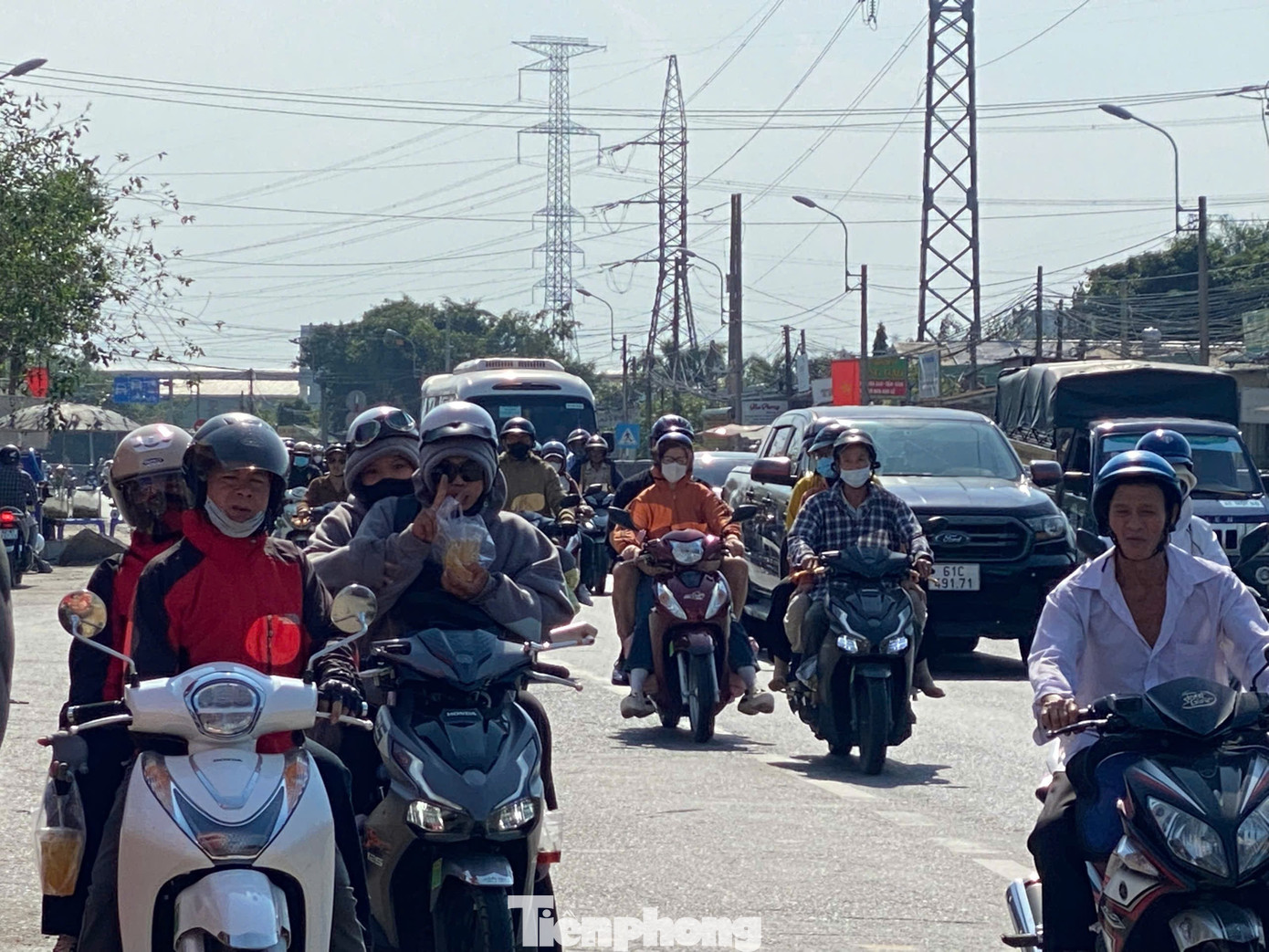 Người dân ùn ùn quay trở lại TPHCM chiều mùng 4 Tết, quốc lộ, cao tốc chật kín phương tiện- Ảnh 6.