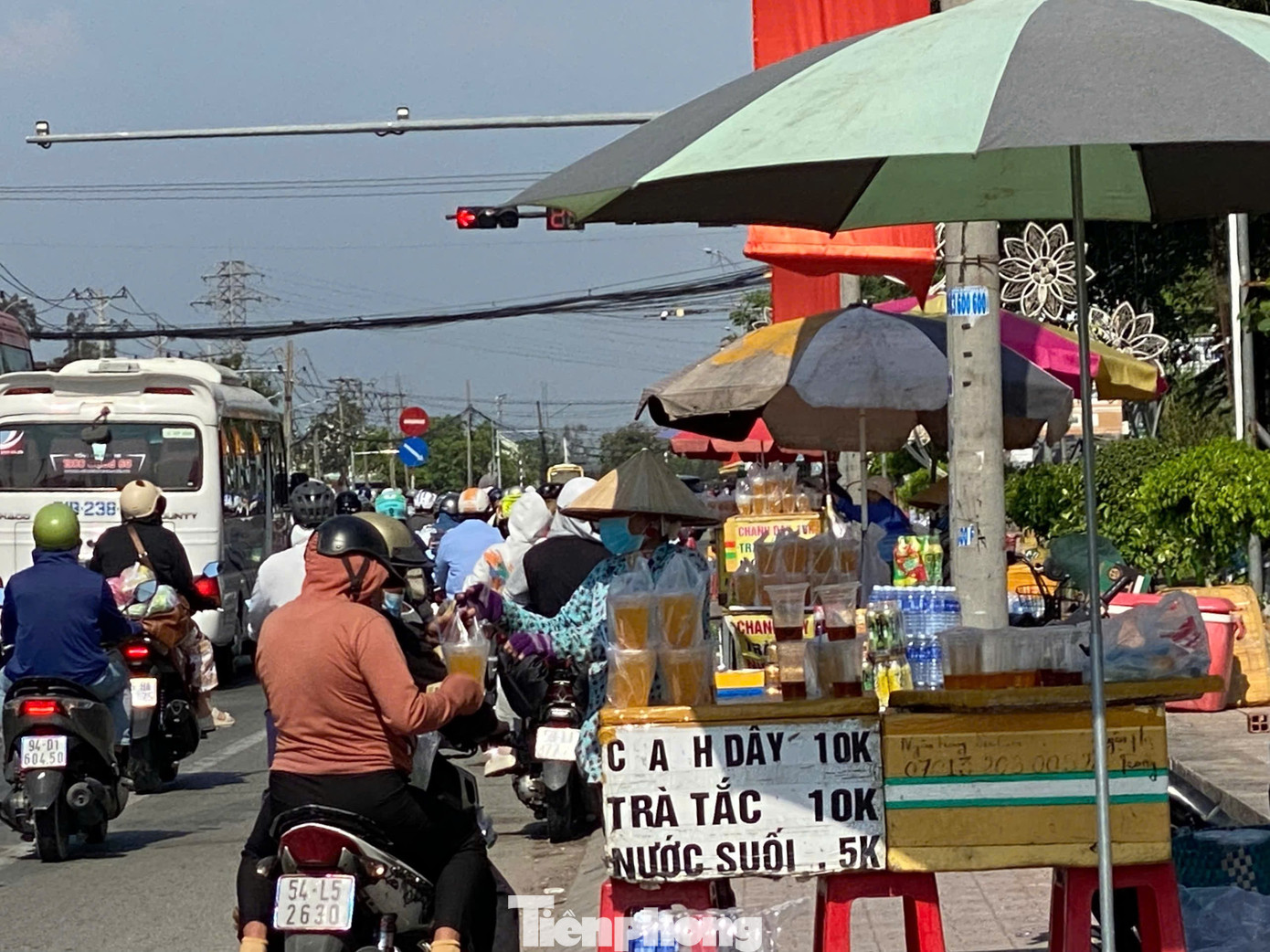 Người dân ùn ùn quay trở lại TPHCM chiều mùng 4 Tết, quốc lộ, cao tốc chật kín phương tiện- Ảnh 7.