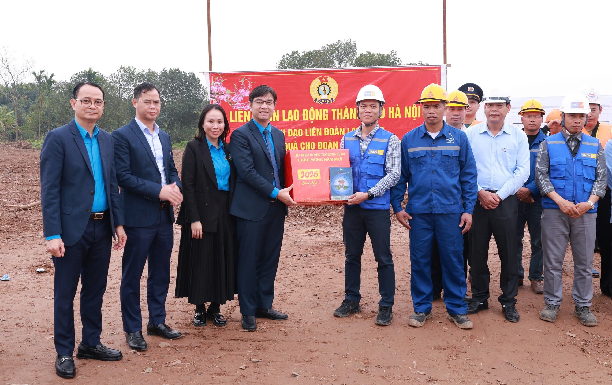 Công nhân bám công trường trọng điểm, làm việc xuyên Tết Bính Ngọ 2026 - Ảnh 3.