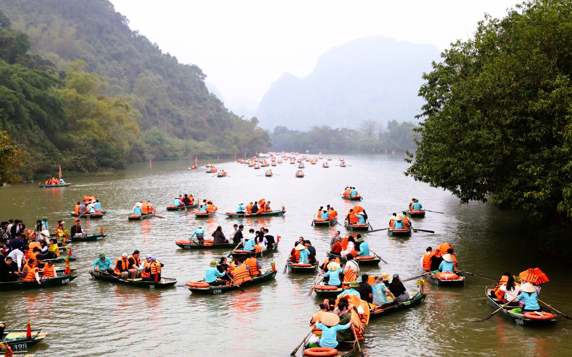 6 ngày đầu nghỉ Tết, du lịch Ninh Bình đón gần 1,4 triệu lượt khách- Ảnh 2.