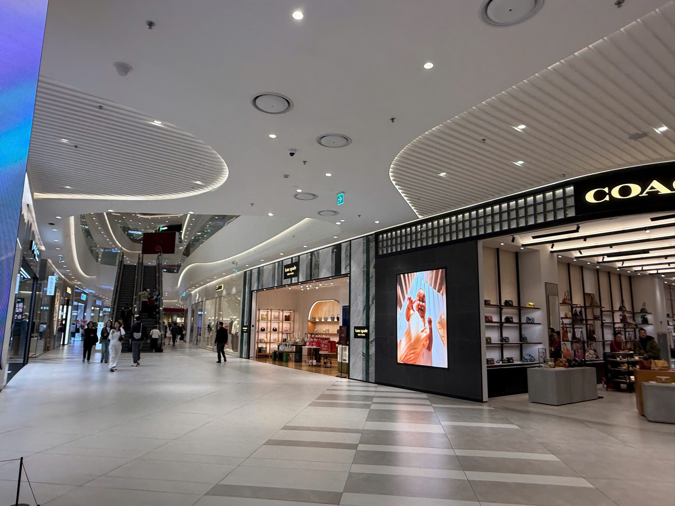 Hà Nội: Xếp hàng ăn phở, uống cà phê 'giải ngấy' ngày Tết- Ảnh 9.