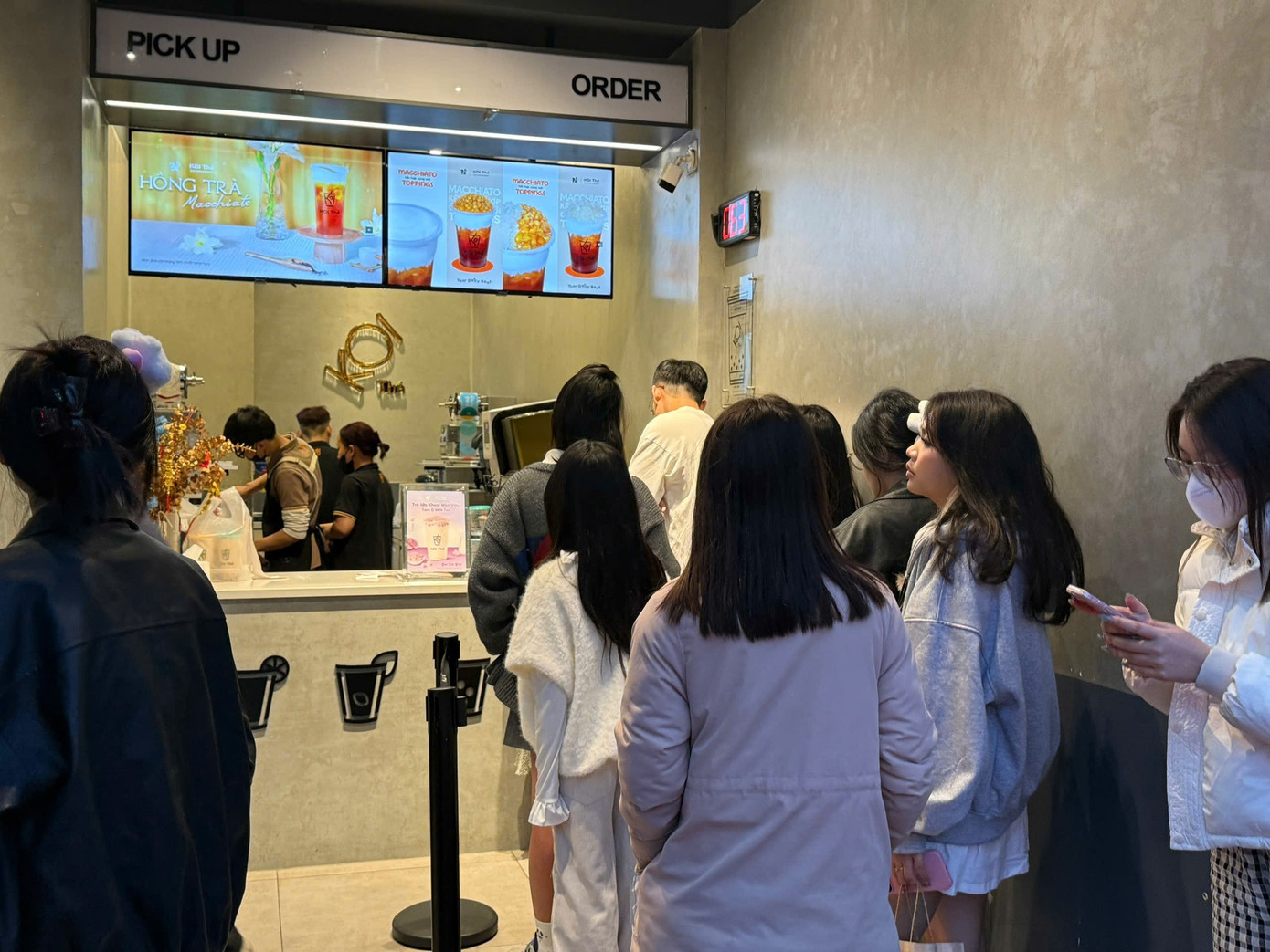 Hà Nội: Xếp hàng ăn phở, uống cà phê 'giải ngấy' ngày Tết- Ảnh 6.