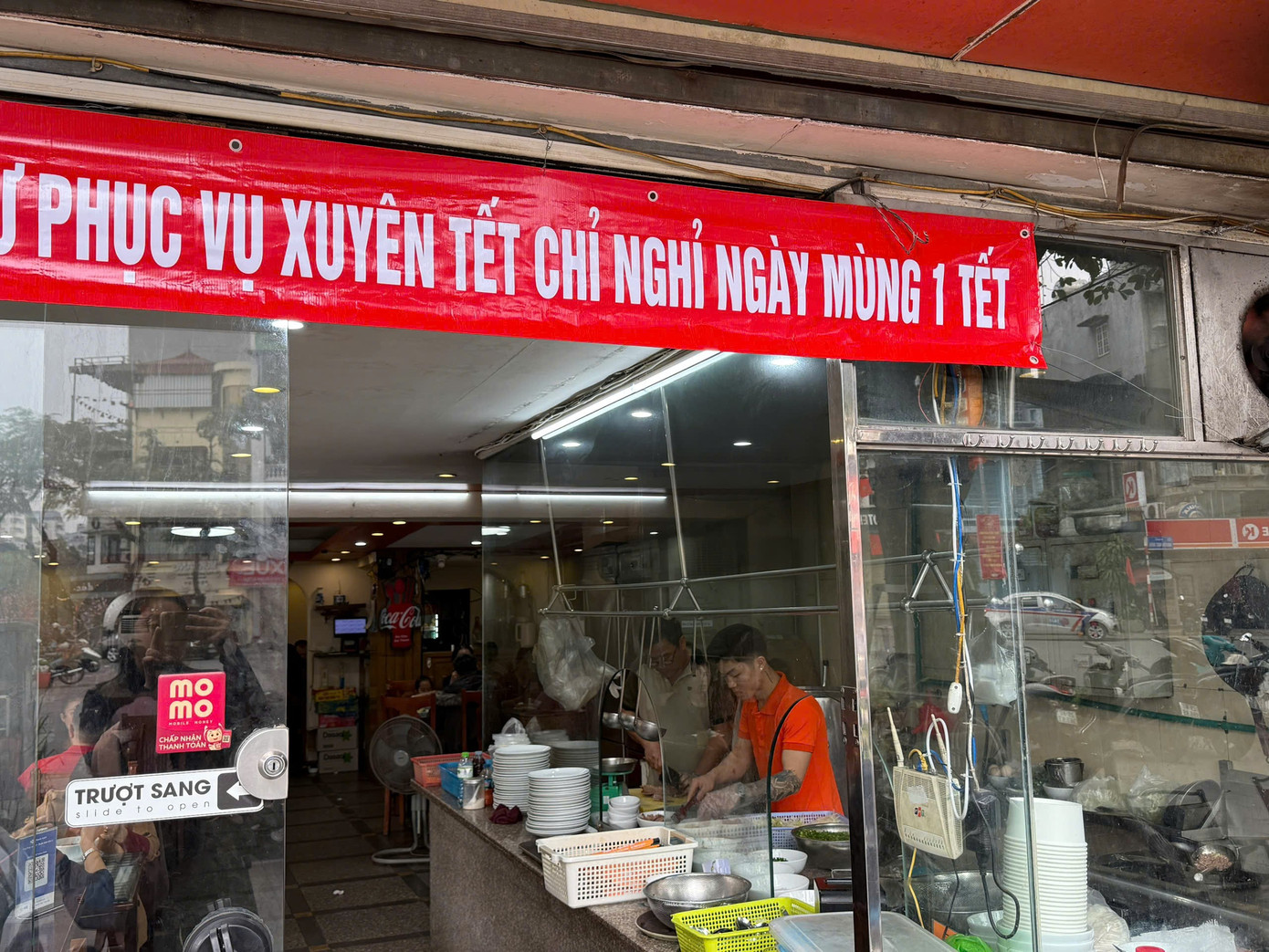 Hà Nội: Xếp hàng ăn phở, uống cà phê 'giải ngấy' ngày Tết- Ảnh 1.