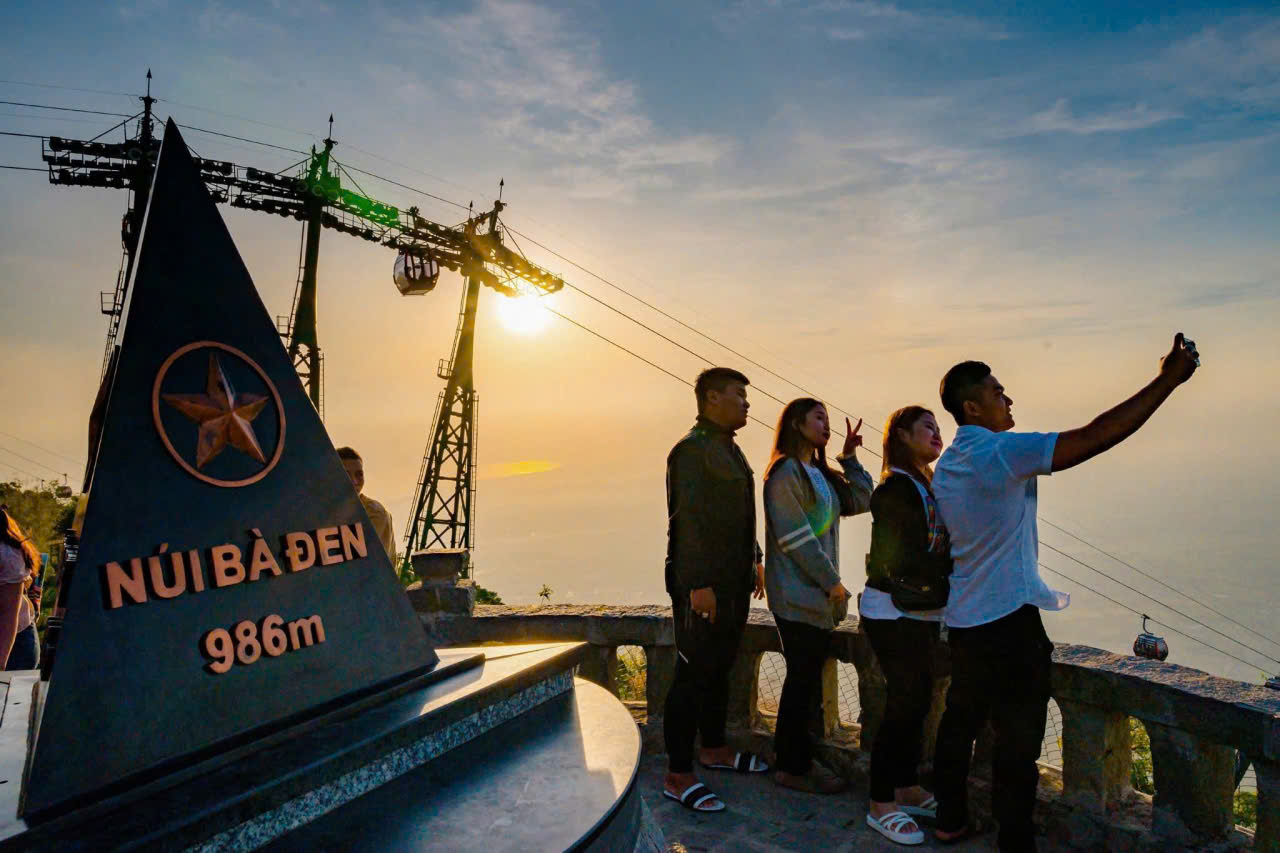 Núi Bà Đen đón lượng khách "khủng" trong 6 ngày Tết- Ảnh 6. Núi Bà Đen đón lượng khách "khủng" trong 6 ngày Tết- Ảnh 6.