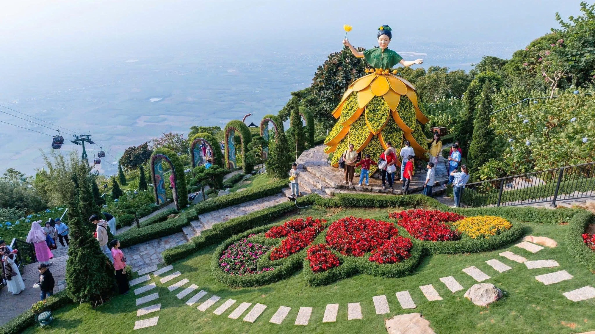 Núi Bà Đen đón lượng khách "khủng" trong 6 ngày Tết- Ảnh 7. Núi Bà Đen đón lượng khách "khủng" trong 6 ngày Tết- Ảnh 7.