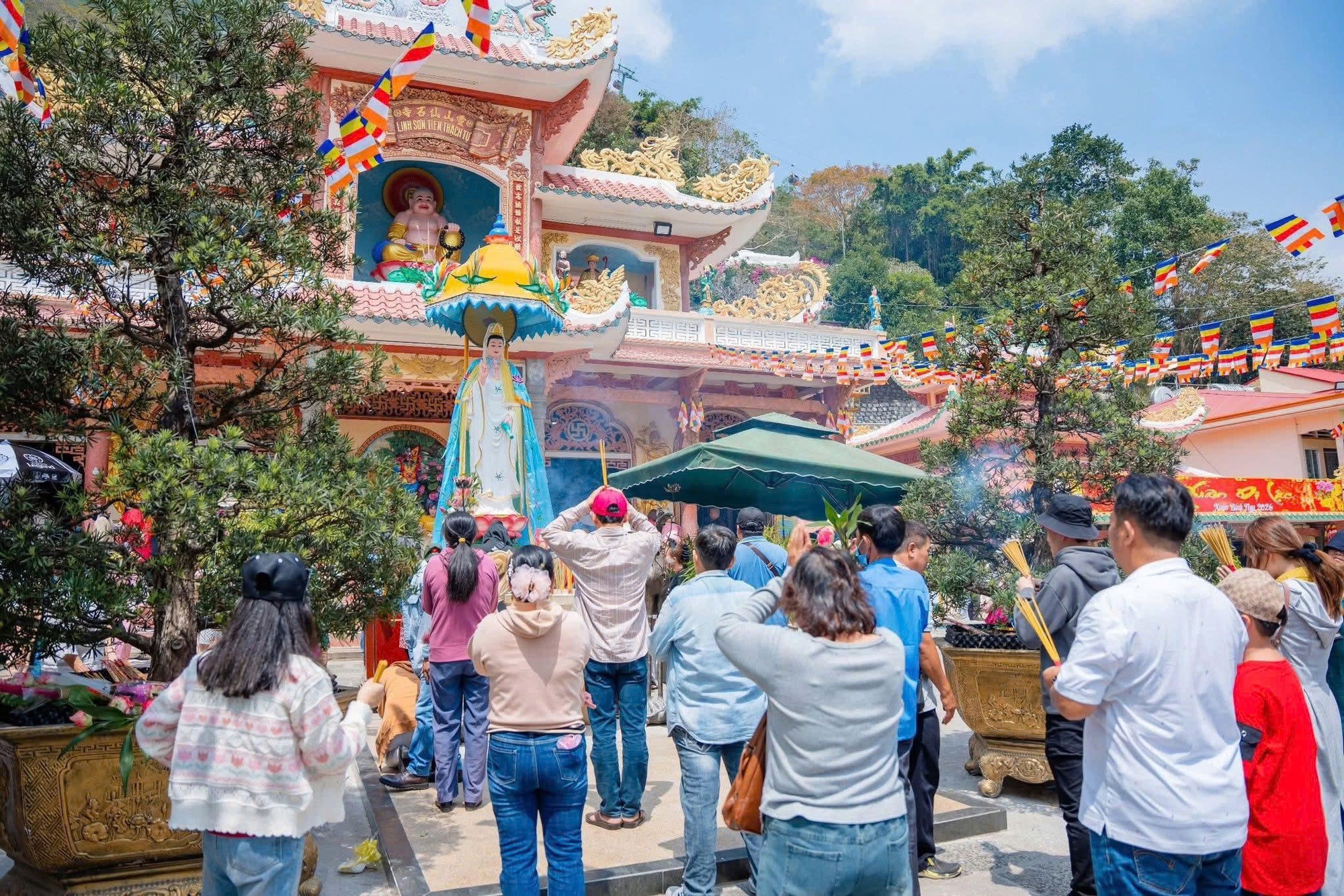 Núi Bà Đen đón lượng khách "khủng" trong 6 ngày Tết- Ảnh 5. Núi Bà Đen đón lượng khách "khủng" trong 6 ngày Tết- Ảnh 5.