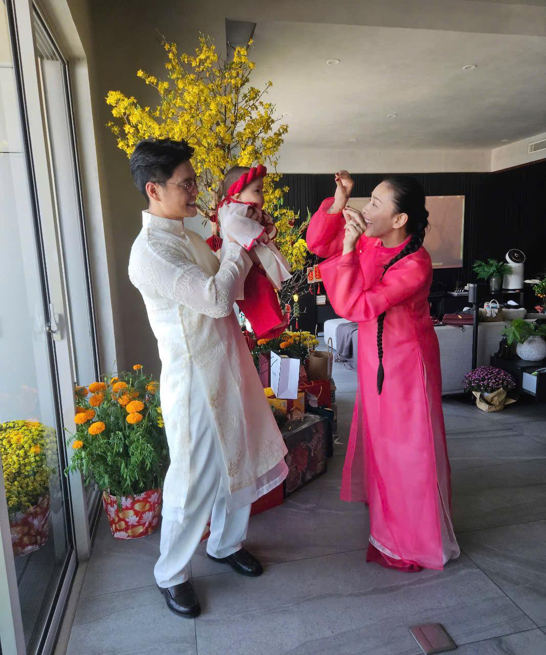 Ngô Thanh Vân lần đầu hé lộ gương mặt con gái, Tết đầu tiên của bé Gạo gây sốt với màn nhận lì xì xứng danh ái nữ- Ảnh 1. Ngô Thanh Vân lần đầu hé lộ gương mặt con gái, Tết đầu tiên của bé Gạo gây sốt với màn nhận lì xì xứng danh ái nữ- Ảnh 1.