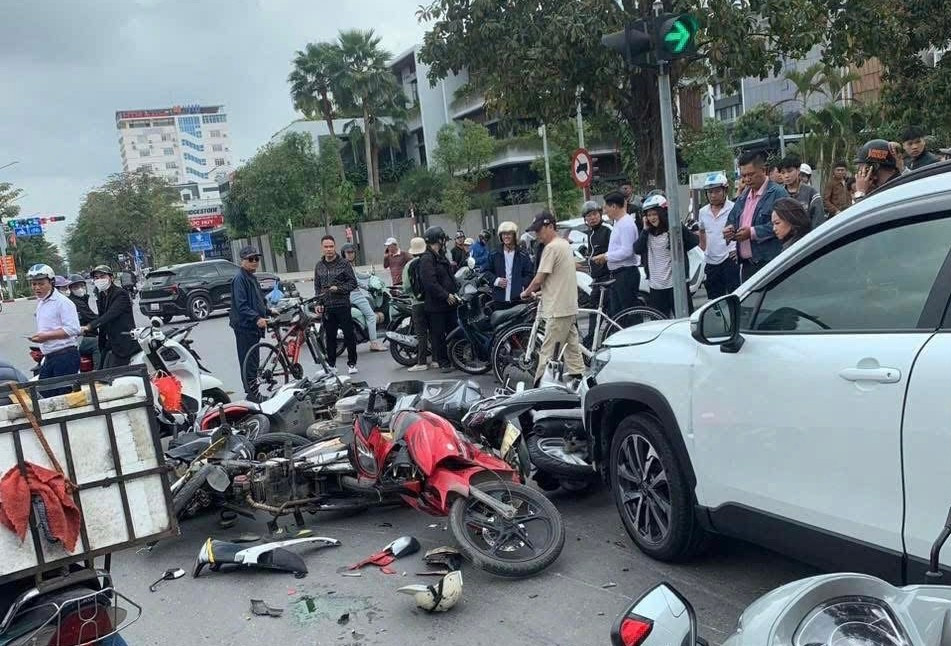 Tài xế ô tô 62 tuổi nghi đạp nhầm chân gây tai nạn cho 12 xe máy đang chờ đèn đỏ ở Hải Phòng- Ảnh 1.