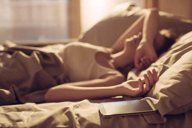 Ai hay thức khuya nhất định phải đọc: Thói quen tưởng vô hại trước khi ngủ lại là nguyên nhân gây tăng đường huyết, giảm miễn dịch, lão hóa sớm- Ảnh 1.