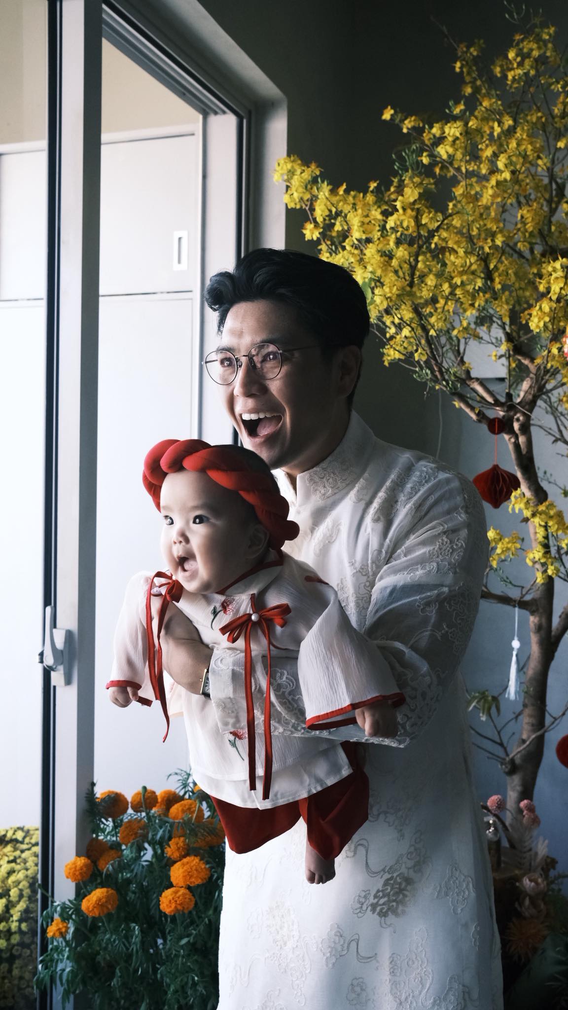 Ngô Thanh Vân lần đầu hé lộ gương mặt con gái, Tết đầu tiên của bé Gạo gây sốt với màn nhận lì xì xứng danh ái nữ- Ảnh 2. Ngô Thanh Vân lần đầu hé lộ gương mặt con gái, Tết đầu tiên của bé Gạo gây sốt với màn nhận lì xì xứng danh ái nữ- Ảnh 2.