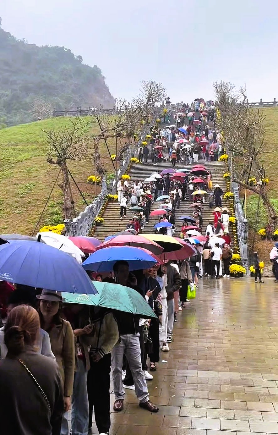 Khách đổ về Ninh Bình du Xuân, nhiều điểm du lịch quá tải- Ảnh 2.