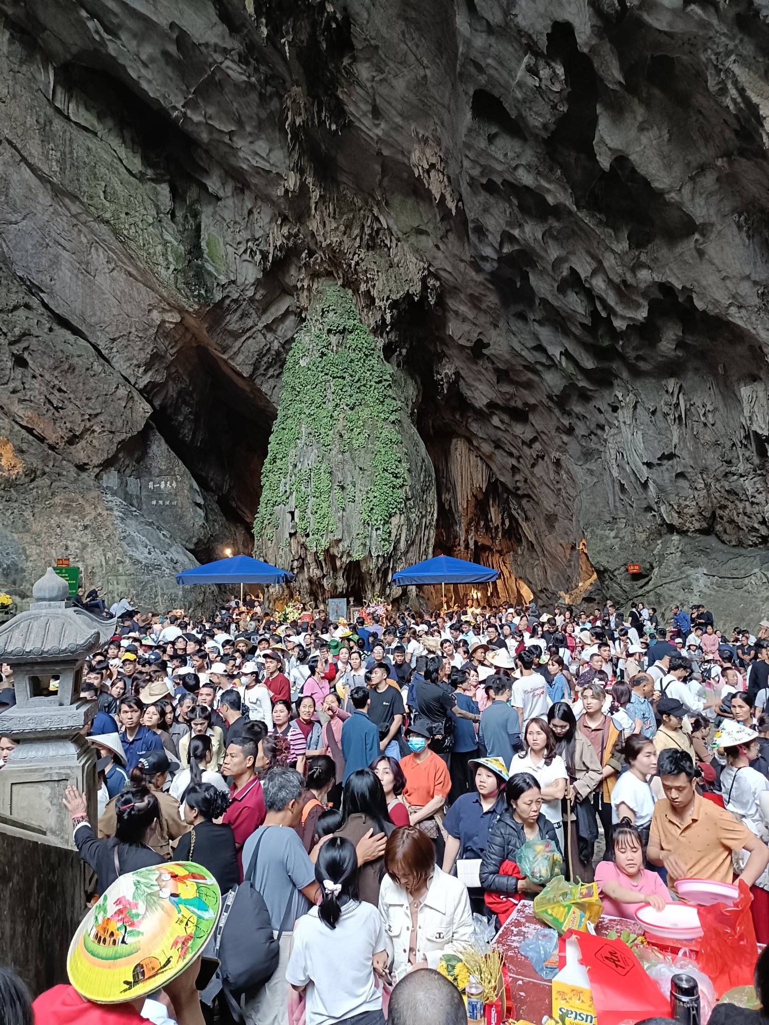 Cảnh tượng ngày Tết tại lễ hội "kéo dài lâu nhất" Việt Nam: Nhiều người không tin vào mắt mình - Ảnh 3.