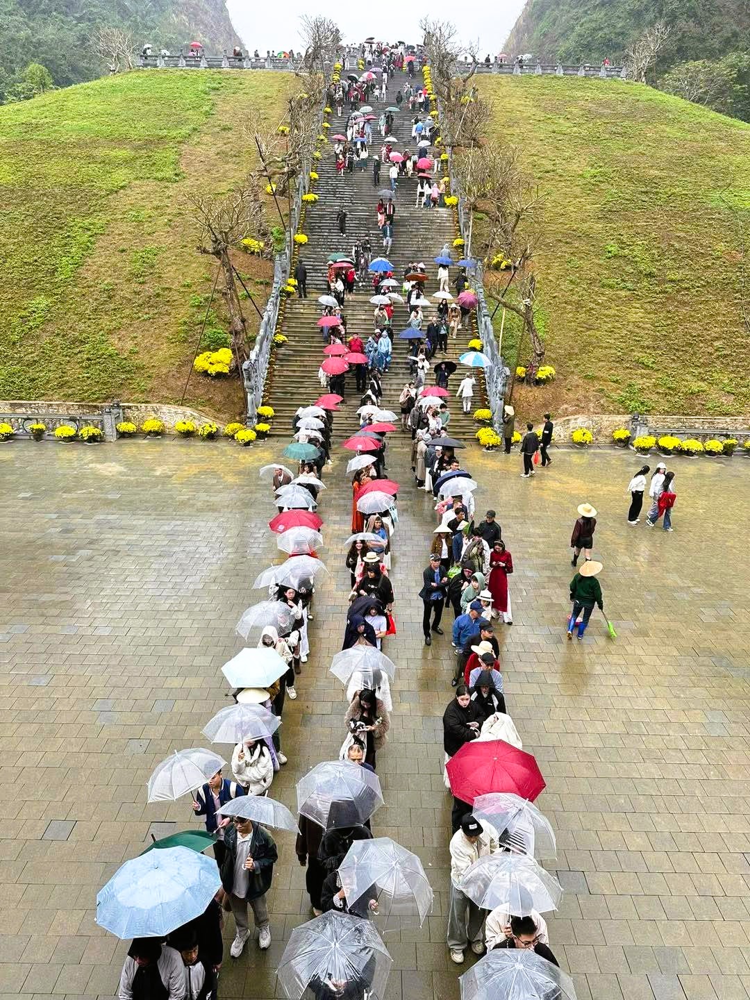 Khách đổ về Ninh Bình du Xuân, nhiều điểm du lịch quá tải- Ảnh 3.