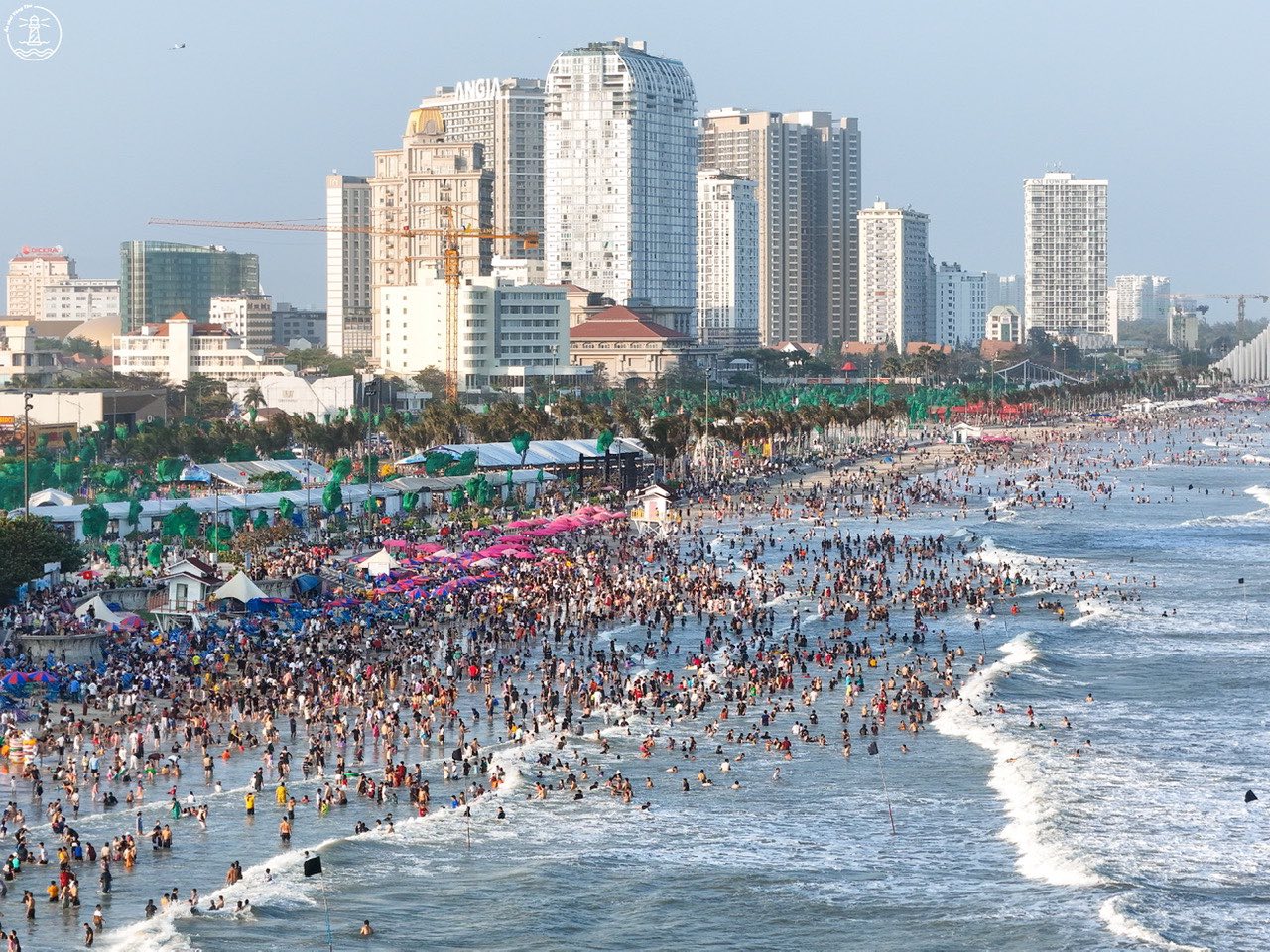 Mùng 5 Tết: Đà Lạt, Nha Trang đồng loạt treo biển hết phòng, giá tăng gấp ba khiến dân tình vội vã tìm chỗ ngủ- Ảnh 2.