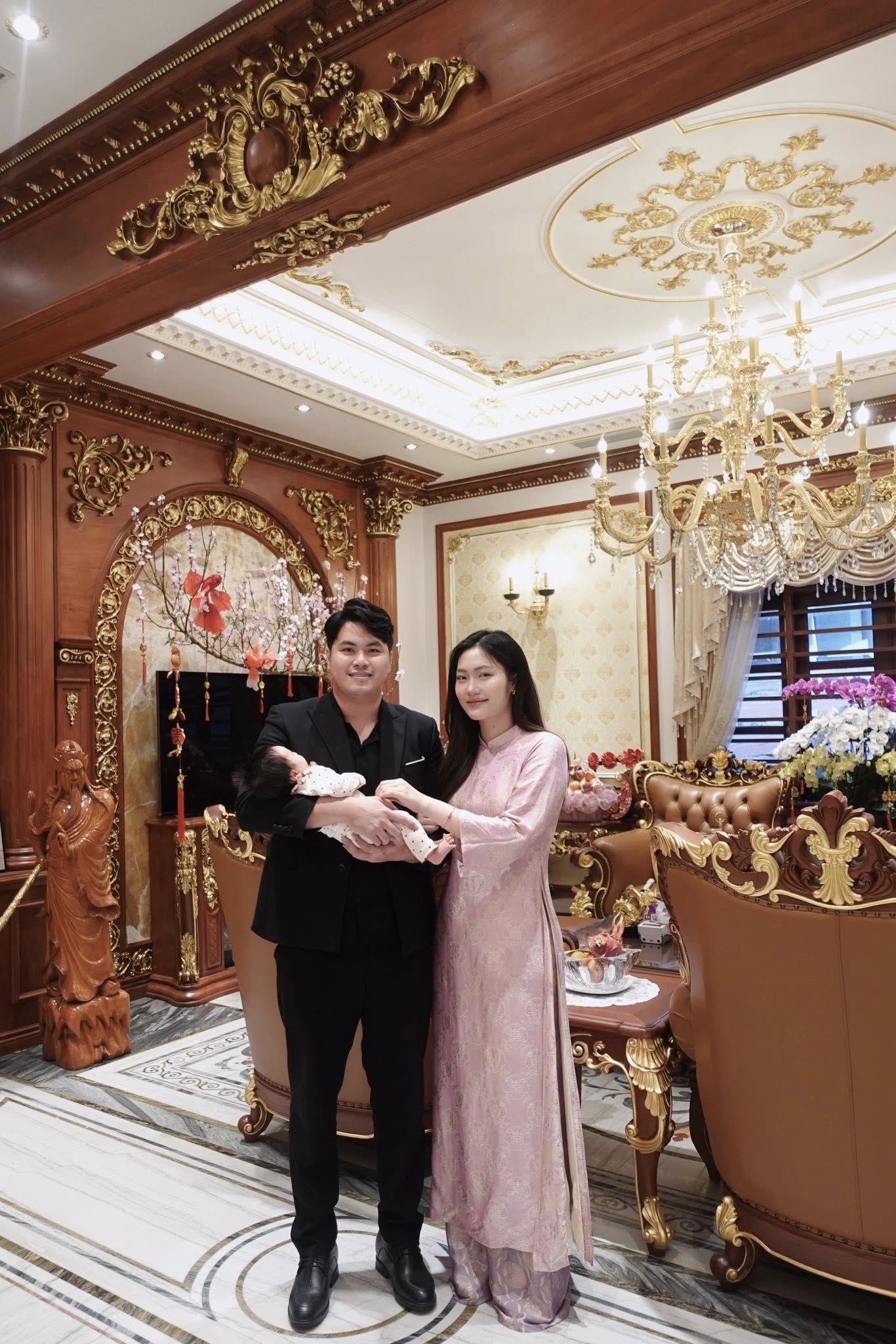 Hoa khôi bóng chuyền Việt Hương khoe nhan sắc “gái một con” xinh đẹp trong biệt thự lộng lẫy nhà chồng "trâm anh thế phiệt" - Ảnh 1.