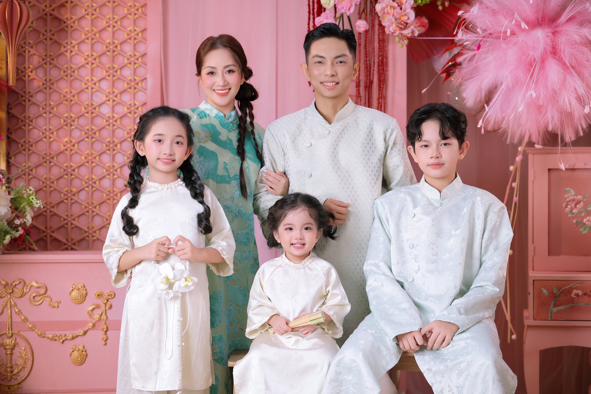 Ngỡ ngàng với diện mạo Kubi nhà Khánh Thi - Phan Hiển: Ngày nào còn bé xíu, nay đã ra dáng "nam thần" phổng phao - Ảnh 1.