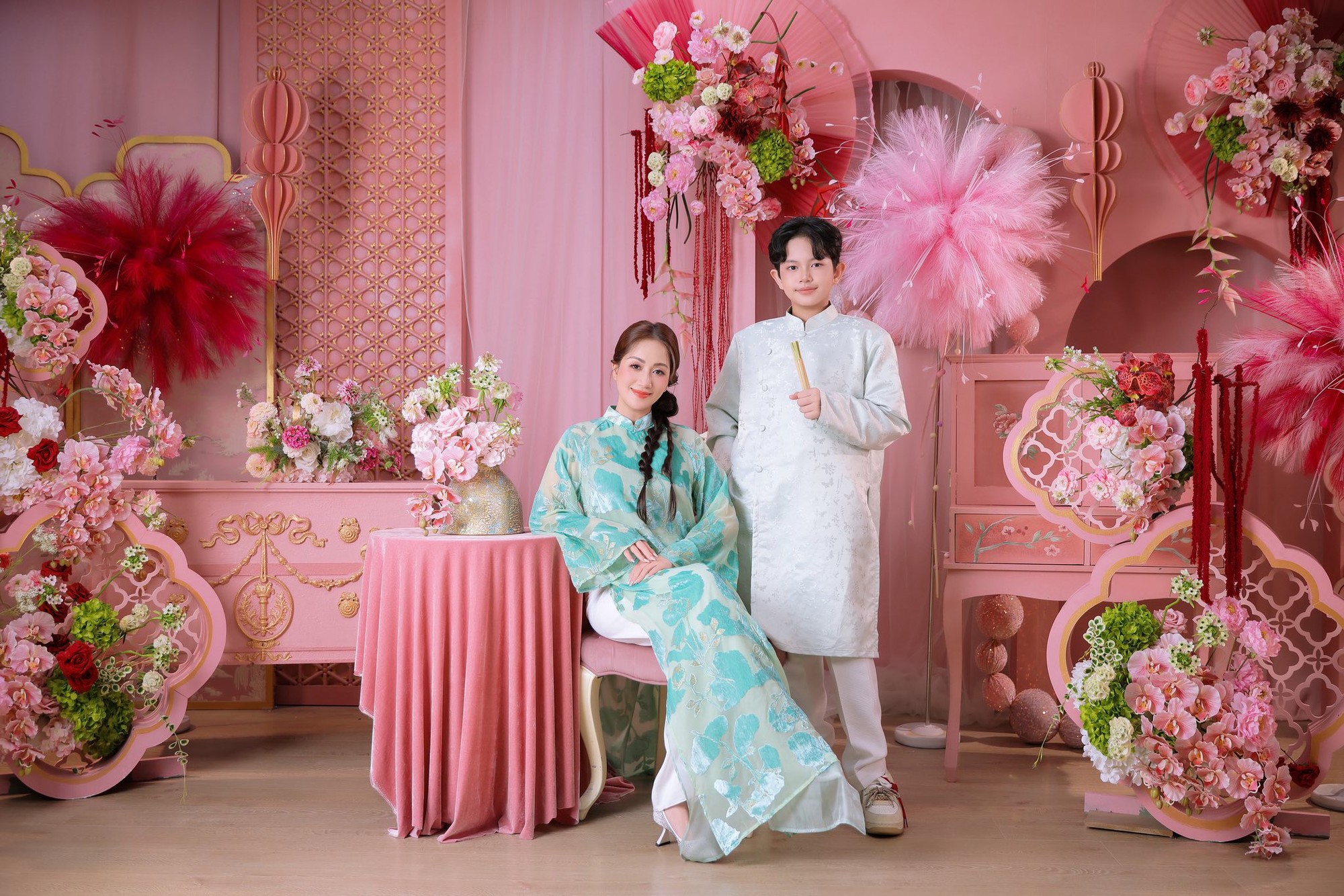 Ngỡ ngàng với diện mạo Kubi nhà Khánh Thi - Phan Hiển: Ngày nào còn bé xíu, nay đã ra dáng "nam thần" phổng phao - Ảnh 2.