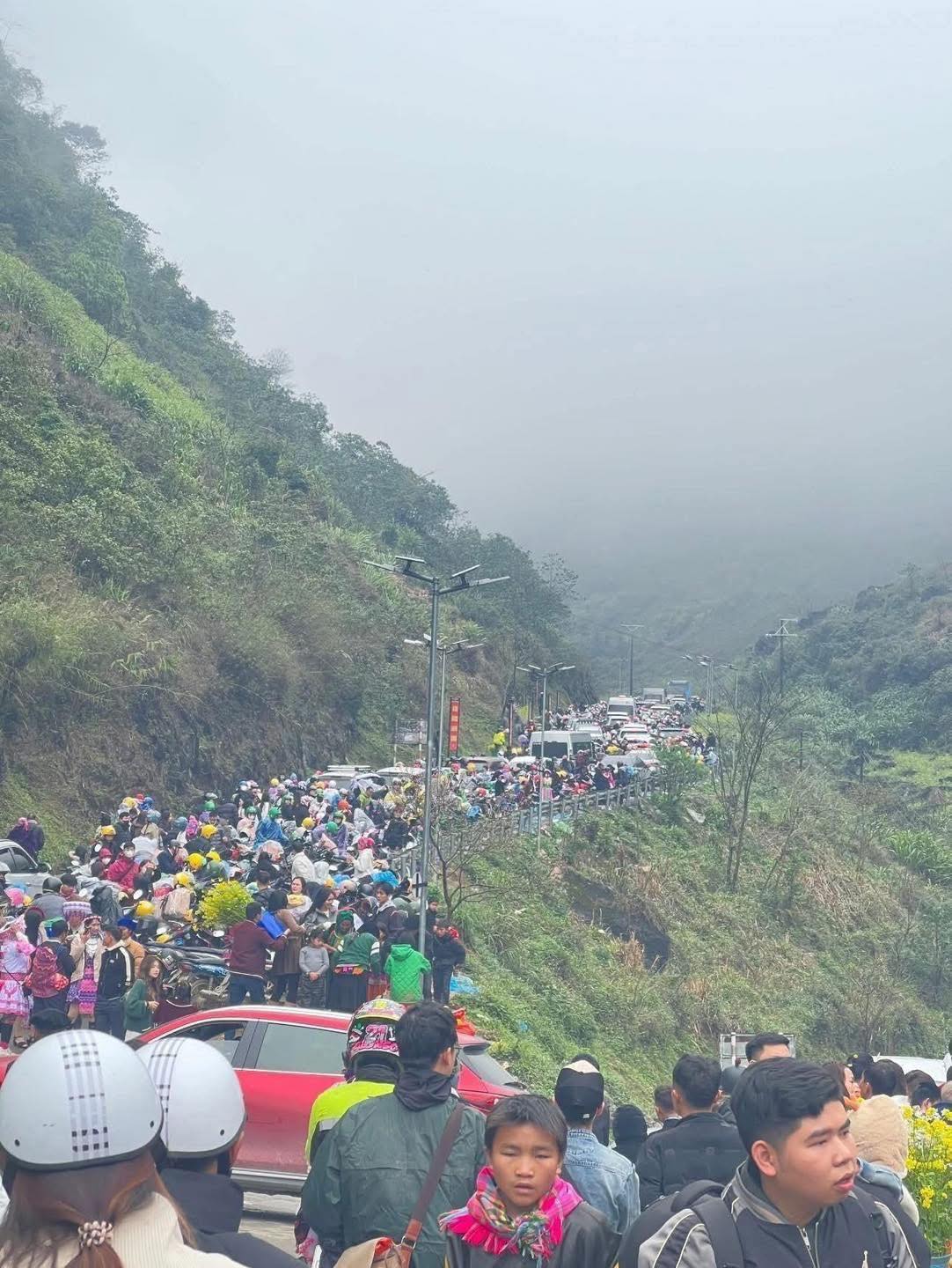 Đi chơi Tết mà cứ ngỡ đi làm giờ cao điểm, hàng loạt điểm du lịch nổi tiếng đông không kẽ hở ngày đầu năm- Ảnh 4.