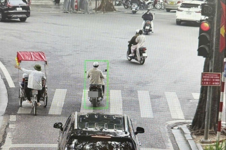 Hà Nội: Camera AI phát hiện 22 tài xế vượt đèn đỏ tại một nút giao thông ngày mùng 4 Tết- Ảnh 1.