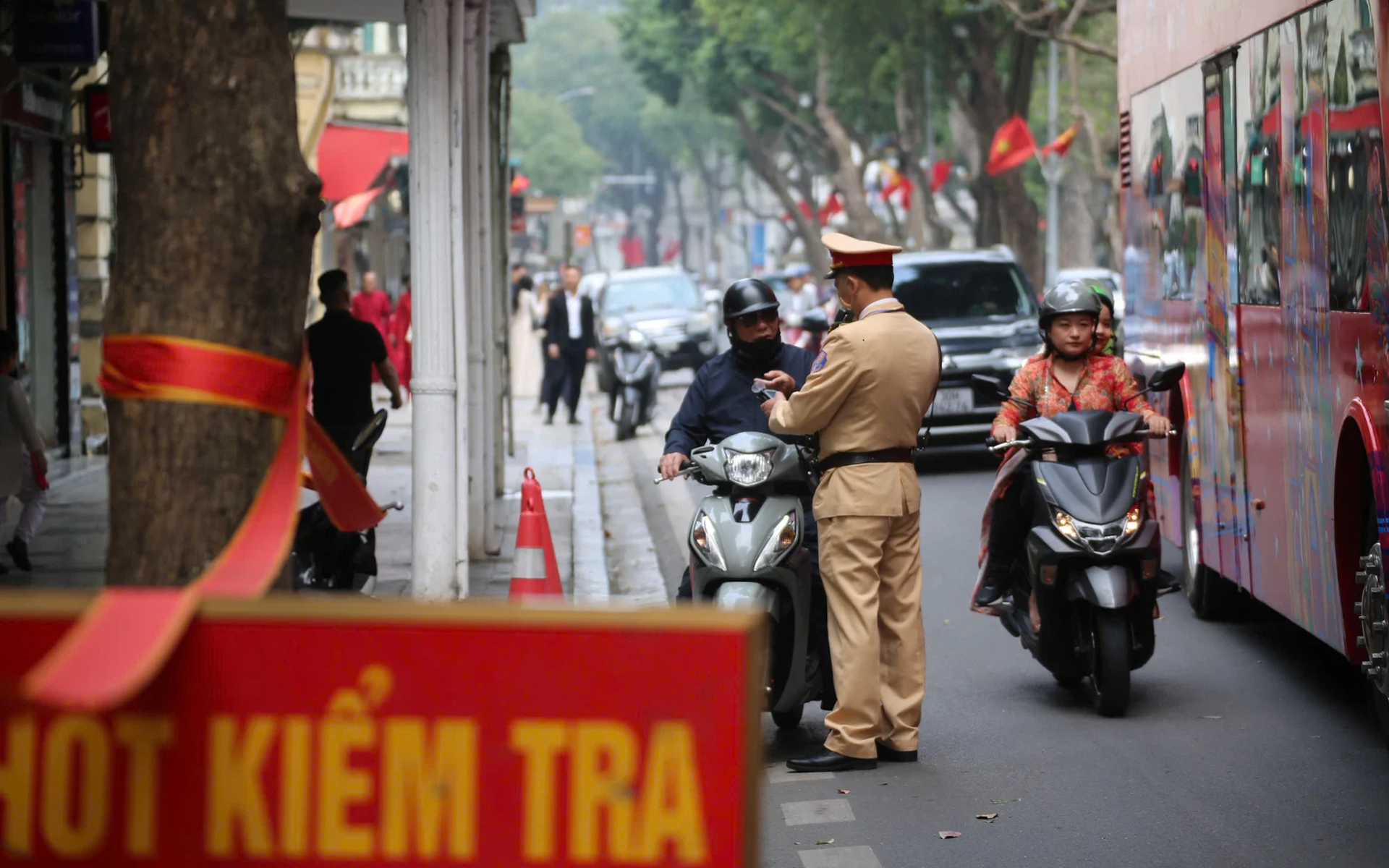 Mức phạt vượt đèn đỏ mới nhất đối với tất cả các loại xe, tài xế chú ý- Ảnh 1.