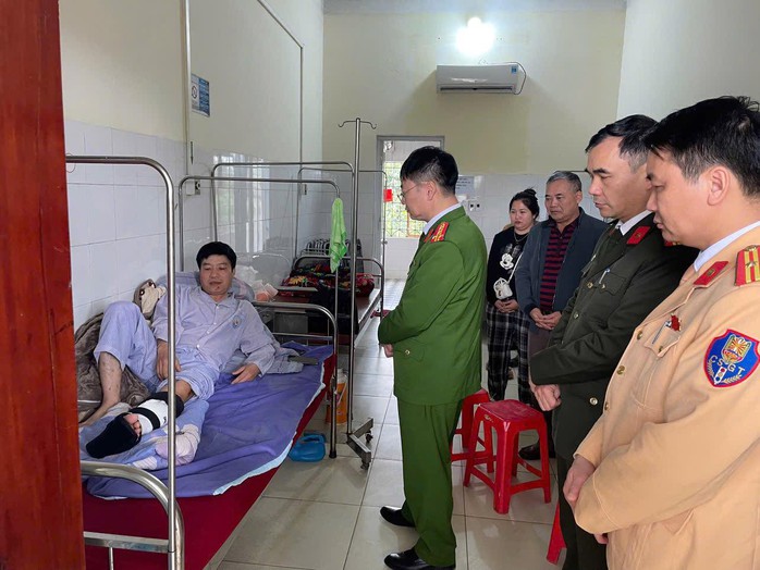 VIDEO: Tài xế ô tô vi phạm nồng độ cồn, tăng ga kéo theo CSGT khoảng 500 m - Ảnh 1.