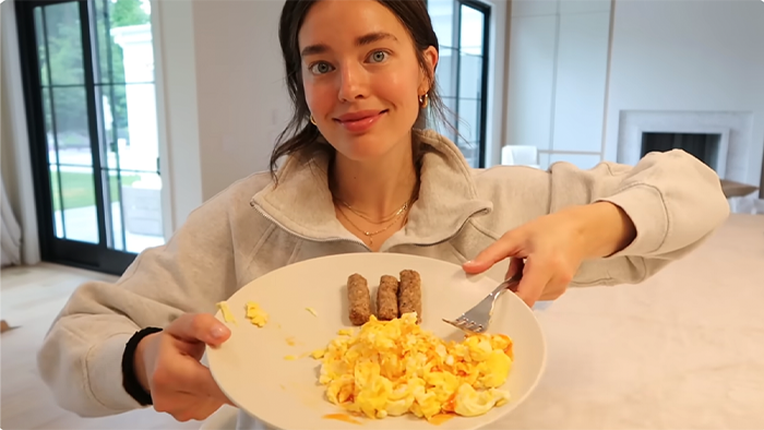 Thiên thần Victoria's Secret giảm 18kg sau sinh mà vẫn ăn đủ 3 bữa 1 ngày- Ảnh 2.