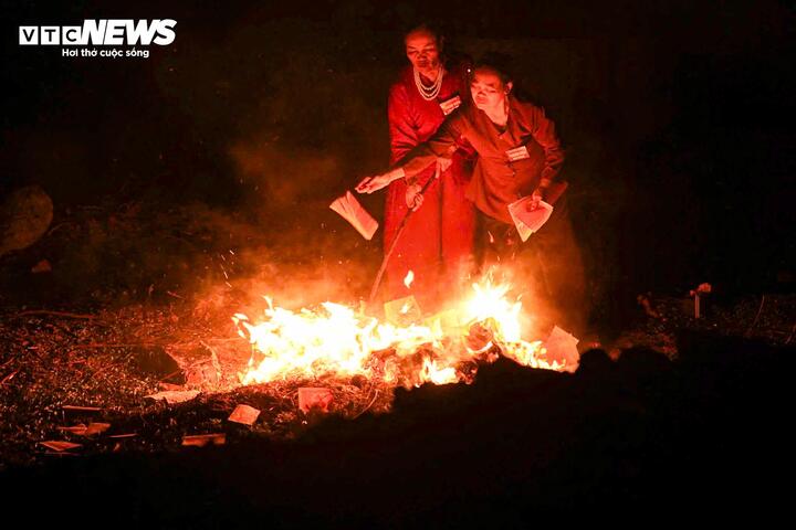 Khám phá chợ âm dương độc đáo, họp duy nhất mỗi năm 1 lần lúc nửa đêm- Ảnh 10.