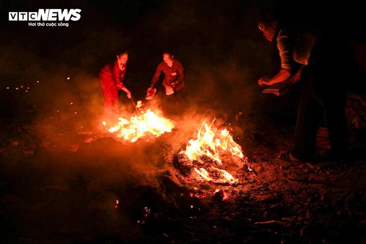 Khám phá chợ âm dương độc đáo, họp duy nhất mỗi năm 1 lần lúc nửa đêm- Ảnh 11.