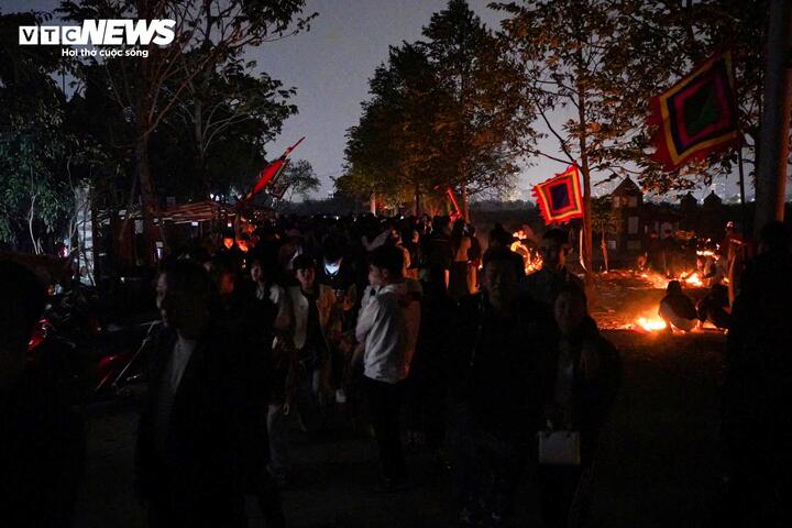 Khám phá chợ âm dương độc đáo, họp duy nhất mỗi năm 1 lần lúc nửa đêm- Ảnh 4.