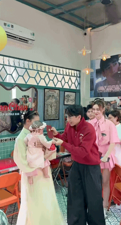 Ngô Thanh Vân lần đầu hé lộ gương mặt con gái, Tết đầu tiên của bé Gạo gây sốt với màn nhận lì xì xứng danh ái nữ- Ảnh 3. Ngô Thanh Vân lần đầu hé lộ gương mặt con gái, Tết đầu tiên của bé Gạo gây sốt với màn nhận lì xì xứng danh ái nữ- Ảnh 3.