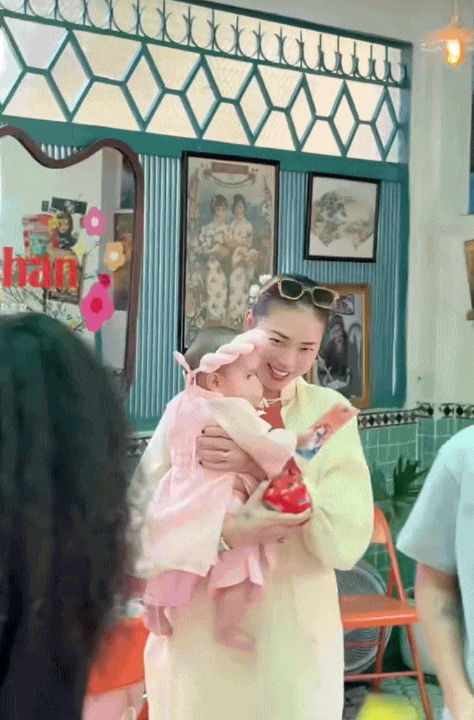 Ngô Thanh Vân lần đầu hé lộ gương mặt con gái, Tết đầu tiên của bé Gạo gây sốt với màn nhận lì xì xứng danh ái nữ- Ảnh 4. Ngô Thanh Vân lần đầu hé lộ gương mặt con gái, Tết đầu tiên của bé Gạo gây sốt với màn nhận lì xì xứng danh ái nữ- Ảnh 4.