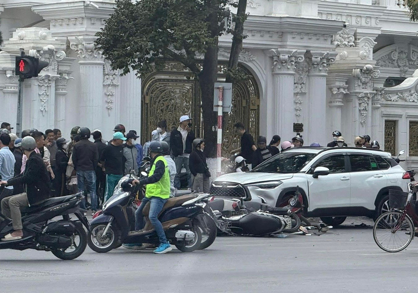 Tài xế ô tô 62 tuổi nghi đạp nhầm chân gây tai nạn cho 12 xe máy đang chờ đèn đỏ ở Hải Phòng- Ảnh 2.