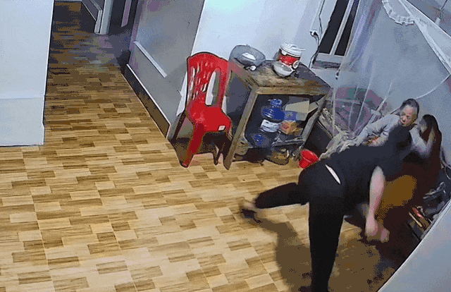 Xôn xao clip con trai đánh mẹ gãy tay tối mùng 3 Tết - Ảnh 1.