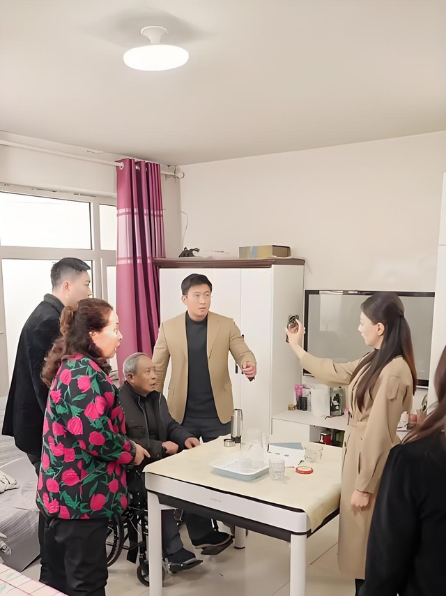 Ăn Tết, mẹ tôi mừng tuổi con gái anh họ 3 triệu, còn con tôi chỉ nhận được một tờ giấy, tôi quyết định cắt đứt quan hệ- Ảnh 1.