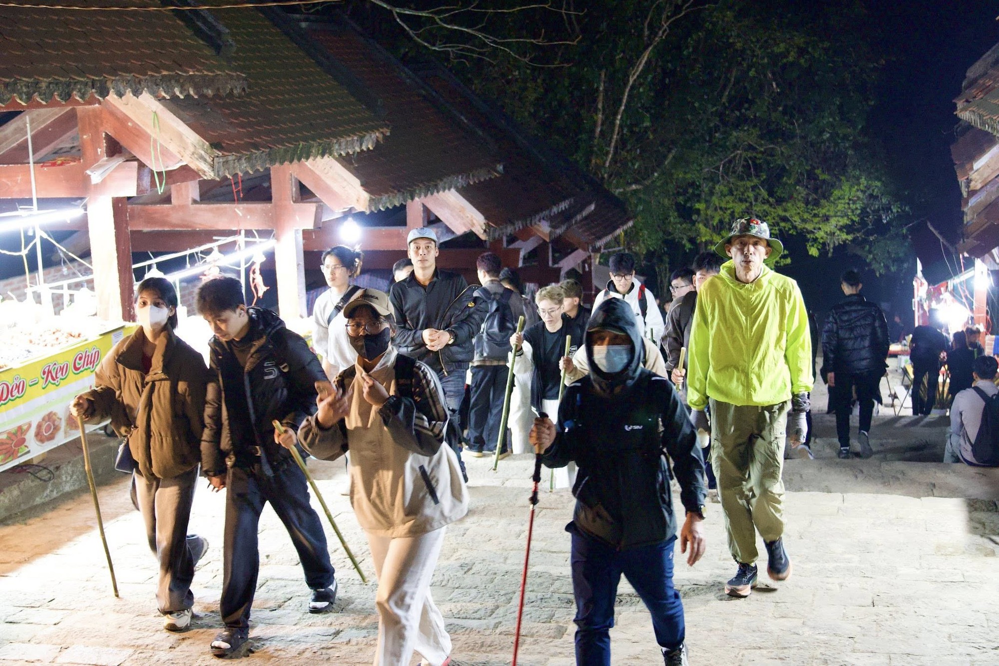 Một nơi kẹt cứng từ 4h sáng: Du khách đông nghịt, ai cũng cầm 1 chiếc gậy trong tay - Ảnh 5.