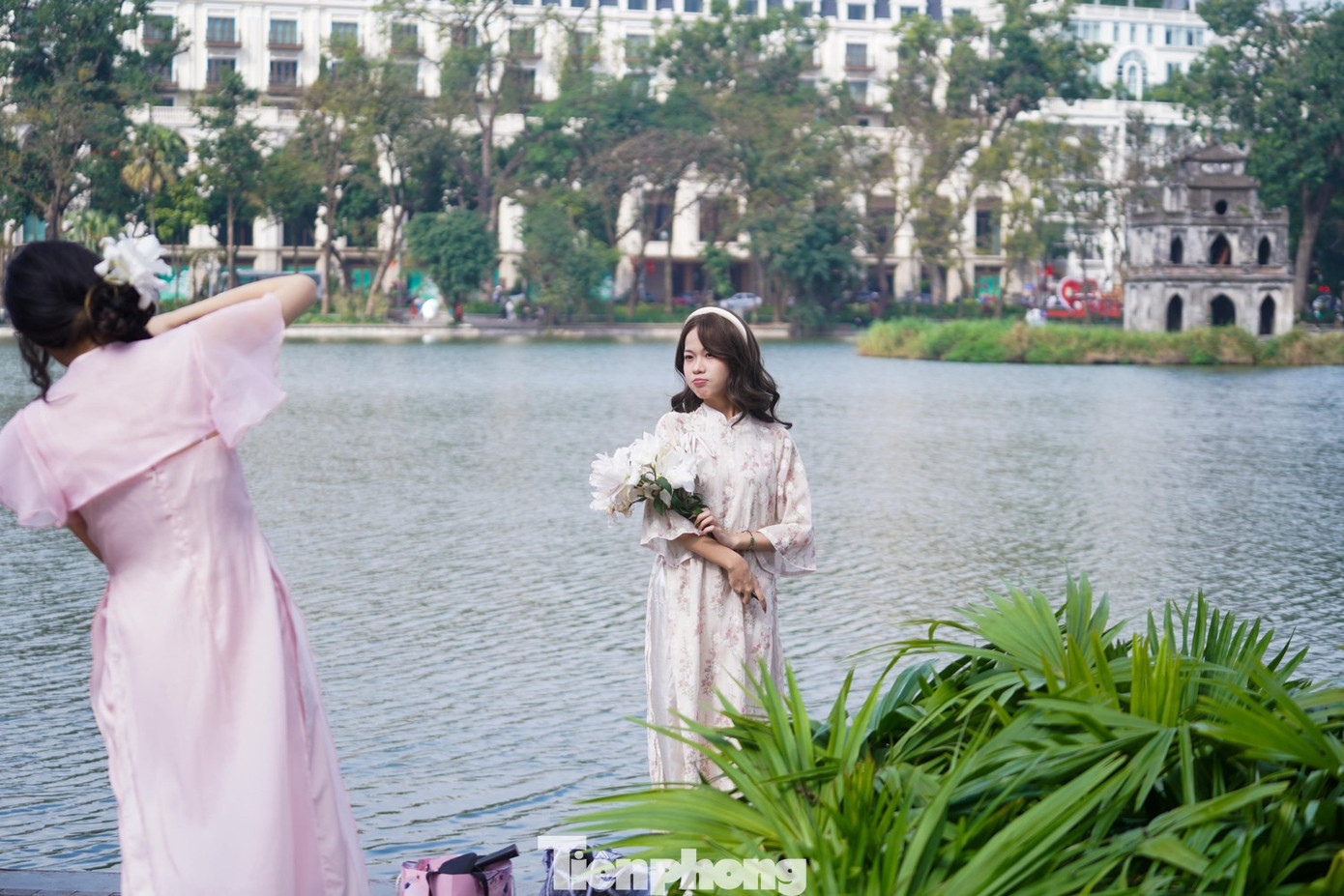 Miền Bắc nắng ấm trước khi đón mưa nhỏ- Ảnh 1.