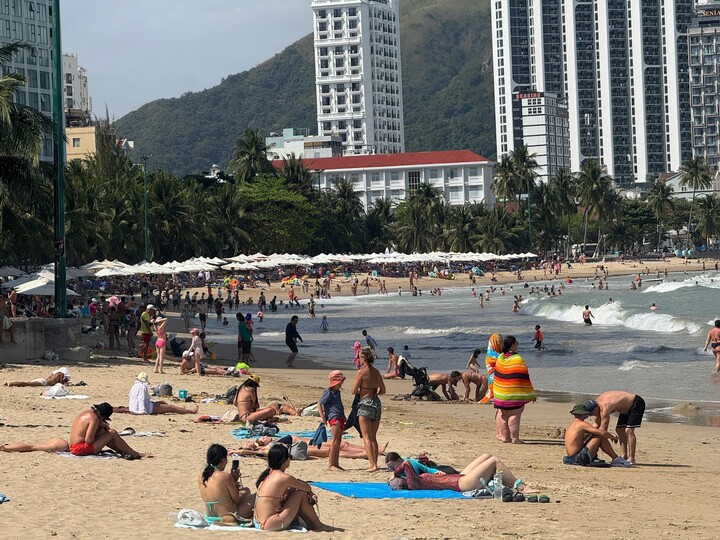 Mùng 5 Tết Bính Ngọ 2026, khách sạn tại Nha Trang, Đà Lạt vẫn kín phòng- Ảnh 1.