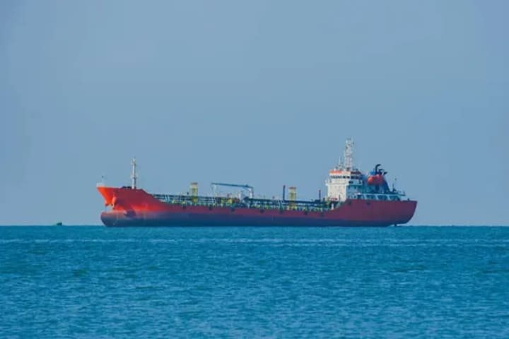 Nga thử lệnh phong toả của Mỹ, điều tàu chở 200.000 thùng dầu tới quốc đảo xa xôi: Thế giới 'nín thở' chờ kết quả- Ảnh 1.