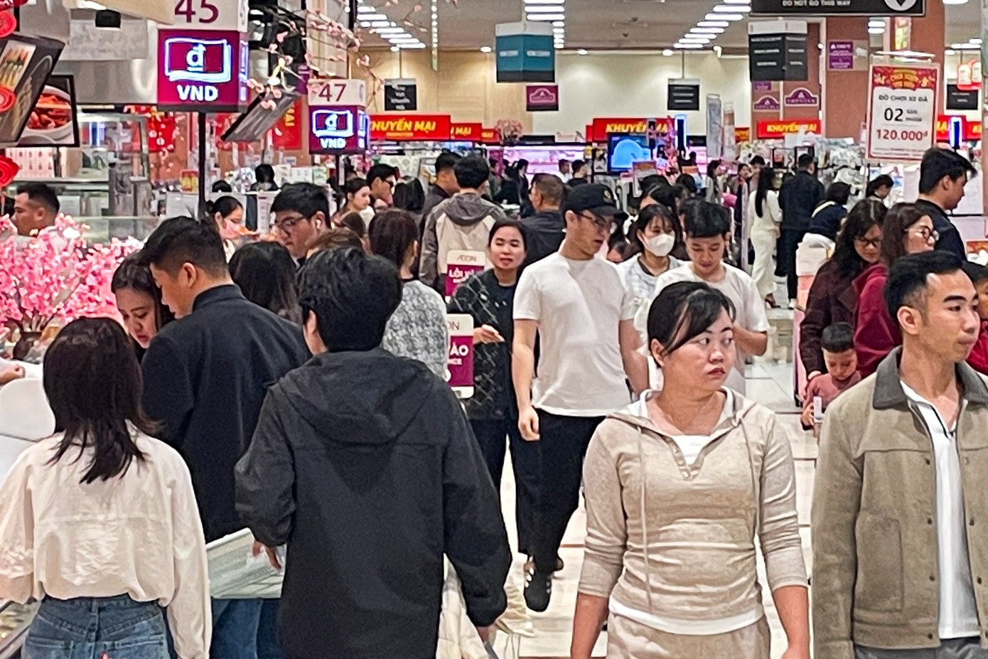 Rời mâm cỗ Tết, dân Thủ đô đổ xô đi 'giải ngán'- Ảnh 8.