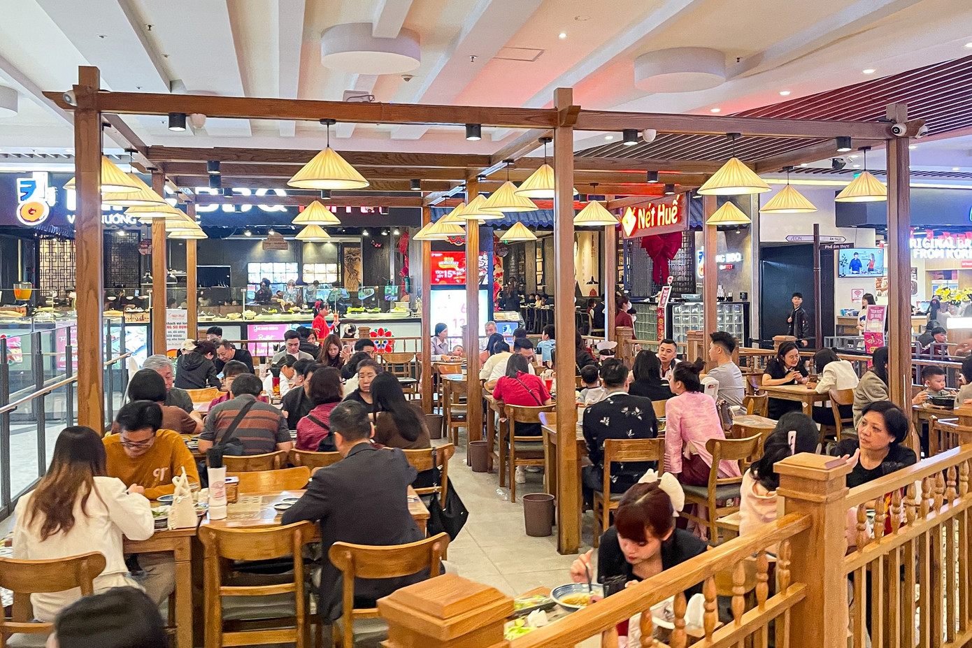 Rời mâm cỗ Tết, dân Thủ đô đổ xô đi 'giải ngán'- Ảnh 7.